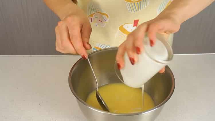 Aggiungi la panna acida per preparare i bagel