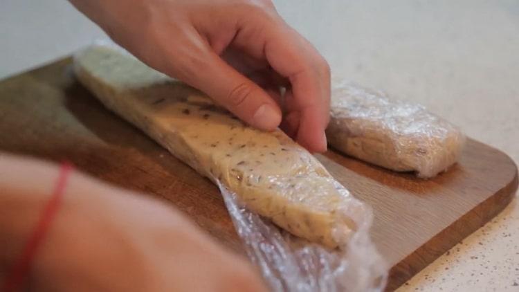 Per fare i biscotti con pezzi di cioccolato, tagliare l'impasto