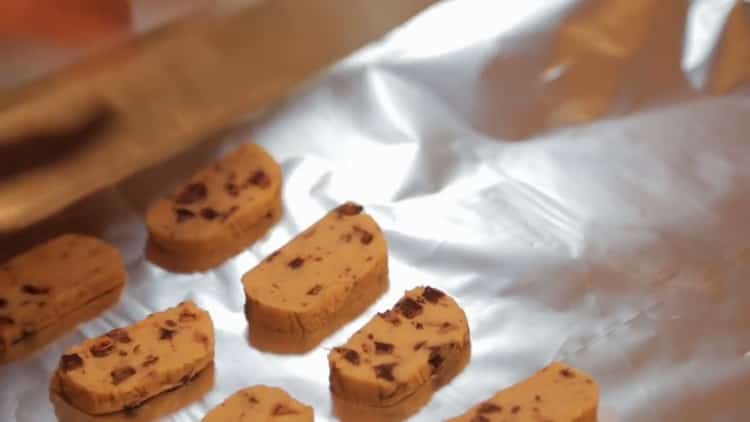 Per preparare i biscotti con gocce di cioccolato, accendi il forno