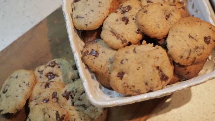 biscotti con pezzi di cioccolato pronti