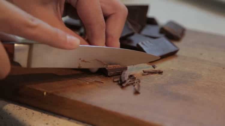 Per fare i biscotti con pezzi di cioccolato, trita il cioccolato