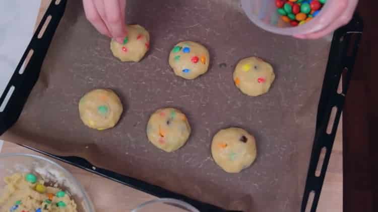 Per fare i biscotti con mmdem, preriscaldare il forno