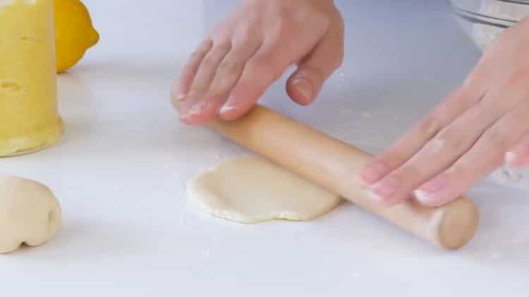 Stendi l'impasto per fare i biscotti con il ripieno.