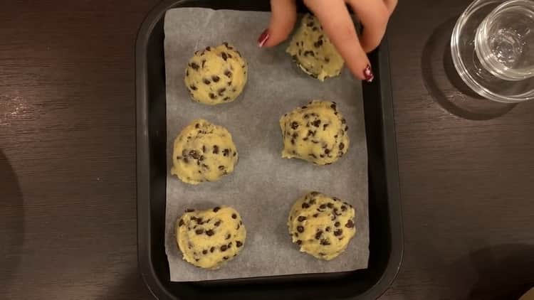 Upang makagawa ng mga cookies na may tsokolate chips, pasanin ang oven