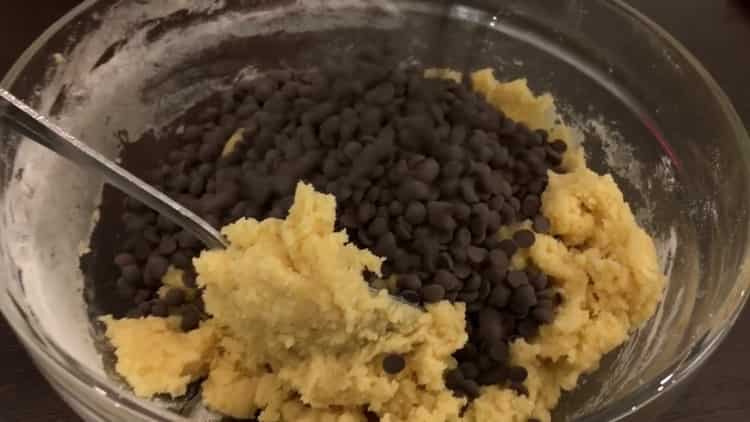 Upang makagawa ng mga cookies ng chocolate chip, magdagdag ng tsokolate.