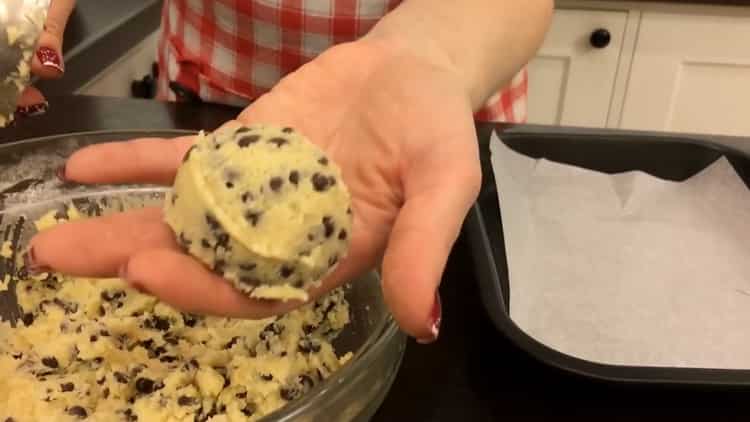 Upang makagawa ng mga cookies ng chocolate chip, bumuo ng isang bola