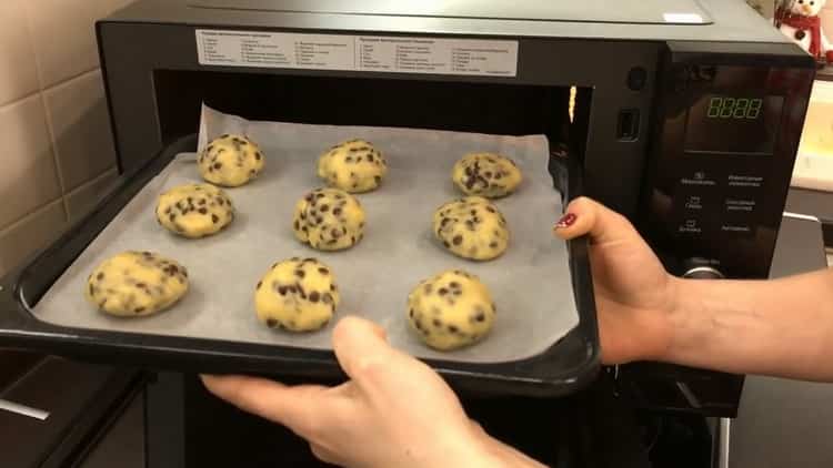 Upang maghurno ng mga cookies na may tsokolate chips, ilagay ang baking sheet sa oven