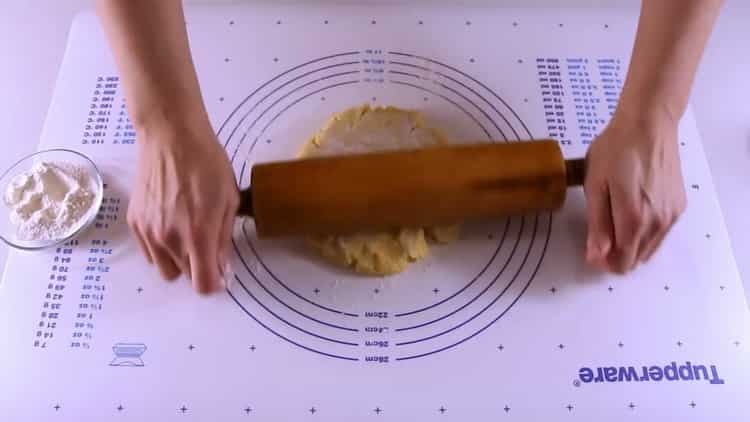 Stendi l'impasto per fare i biscotti con le mele