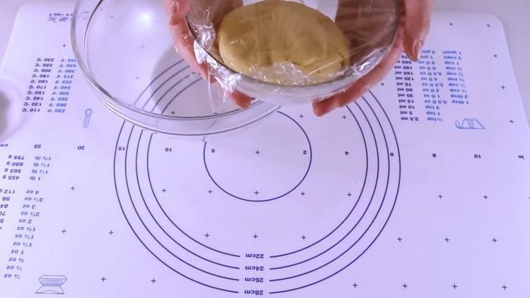 Per fare i biscotti con le mele, impastare la pasta