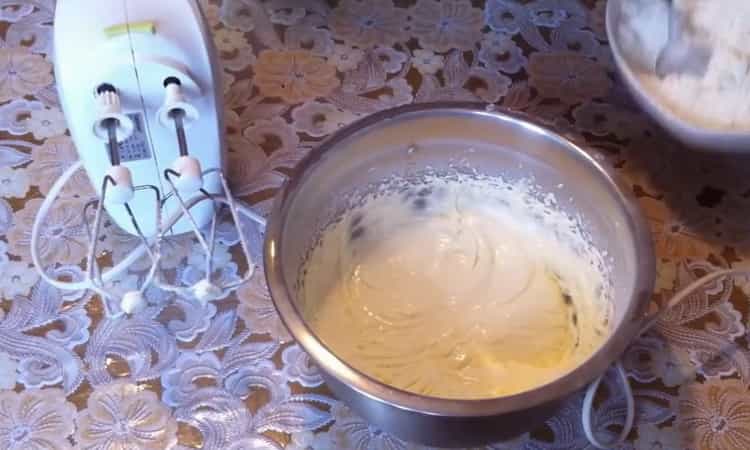 Montare gli ingredienti per preparare i biscotti di neve sciolti.