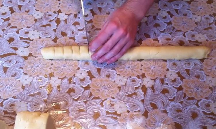 Per fare i biscotti di neve sciolti, tagliare l'impasto.