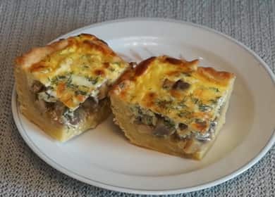 Aprire la torta di funghi con crema di formaggio, riempiendo il forno