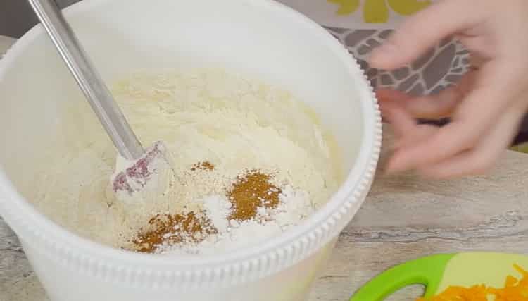 Setacciare la farina in una ricetta di torta di zucca