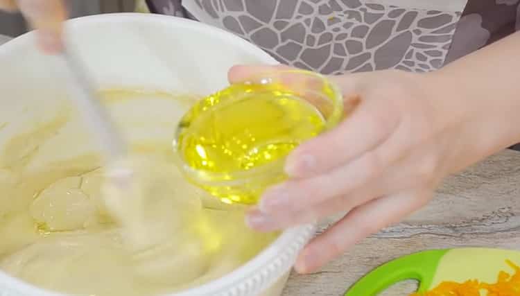 Impastare la pasta secondo la ricetta per fare la torta di zucca