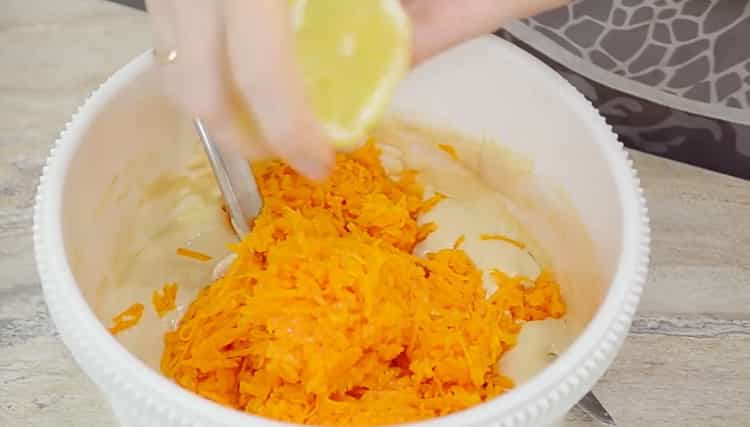 Secondo la ricetta per fare la torta di zucca aggiungere il limone