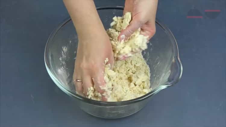 Per fare una briciola con la ricotta, prepara l'impasto