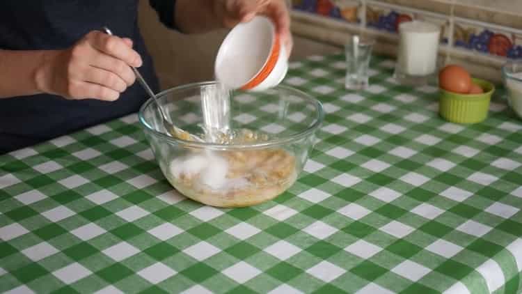 Per preparare la torta di kefir con marmellata, mescolare gli ingredienti per l'impasto