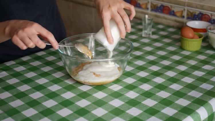 Unisci tutti gli ingredienti per preparare la torta al kefir con la marmellata