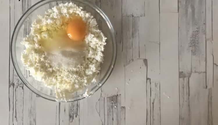 Per preparare una torta di kefir con ricotta, mescolare gli ingredienti per la preparazione del ripieno