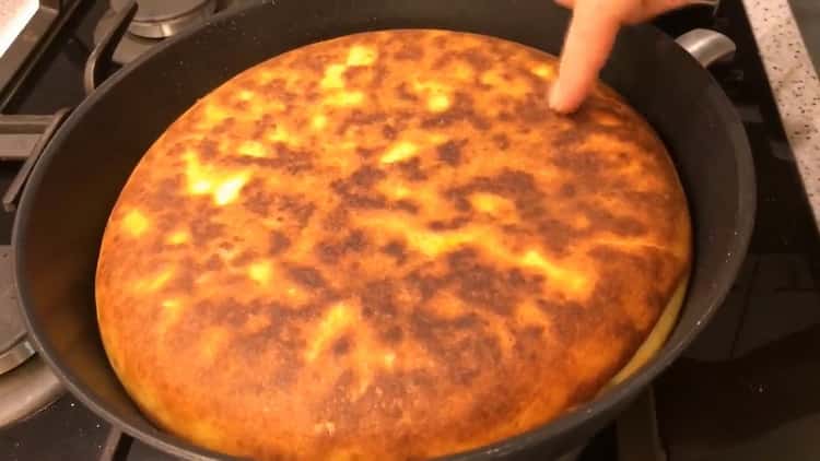 Friggere la torta in una padella su entrambi i lati.