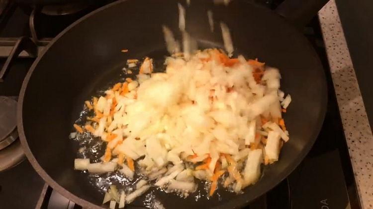 Per preparare la torta in una padella, preparare gli ingredienti per il ripieno.