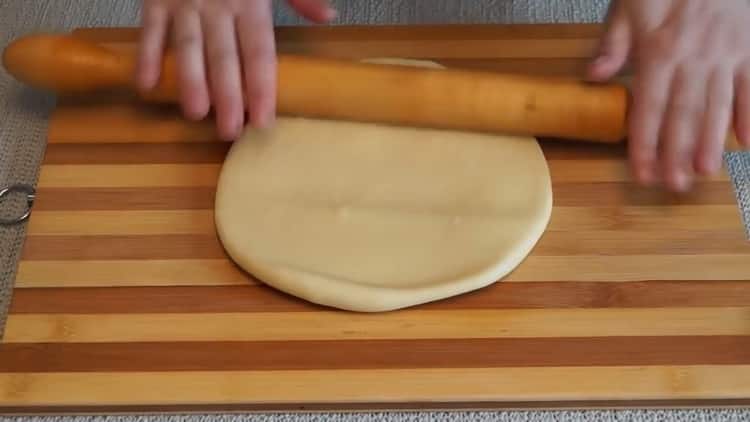 Stendi la pasta per fare una torta di funghi nel forno