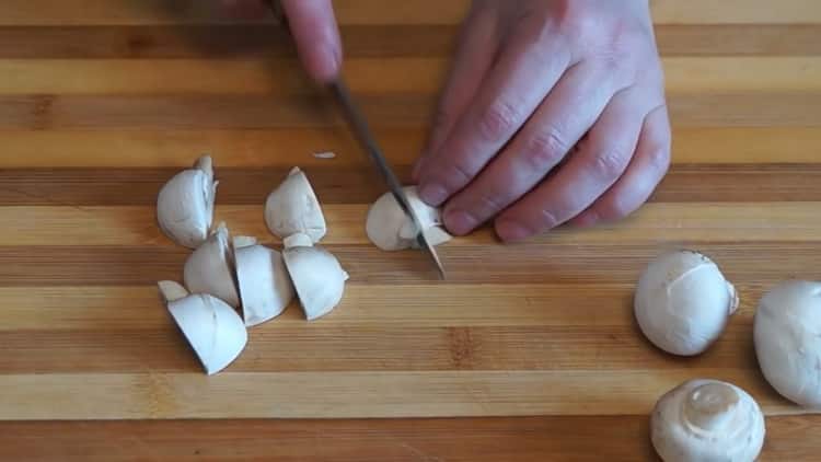 Per preparare una torta di funghi nel forno, preparare il ripieno