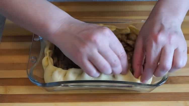 Per preparare una torta di funghi nel forno, accendi il forno