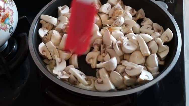 Per preparare una torta di funghi nel forno, friggere il ripieno