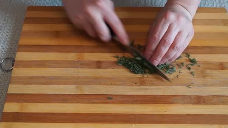 Per fare una torta di funghi nel forno, tagliare le verdure