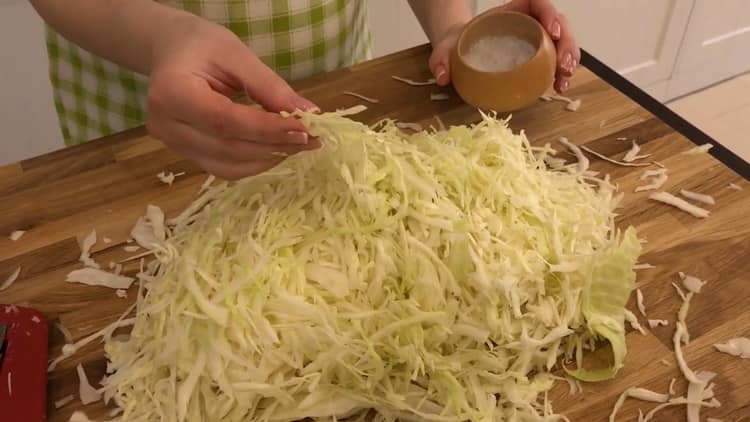 Per fare una torta con cavolo e uovo nel forno, tagliare tutti gli ingredienti