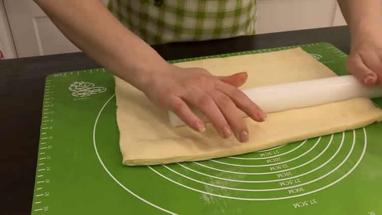 Per fare una torta con cavolo e uovo nel forno, stendere la pasta