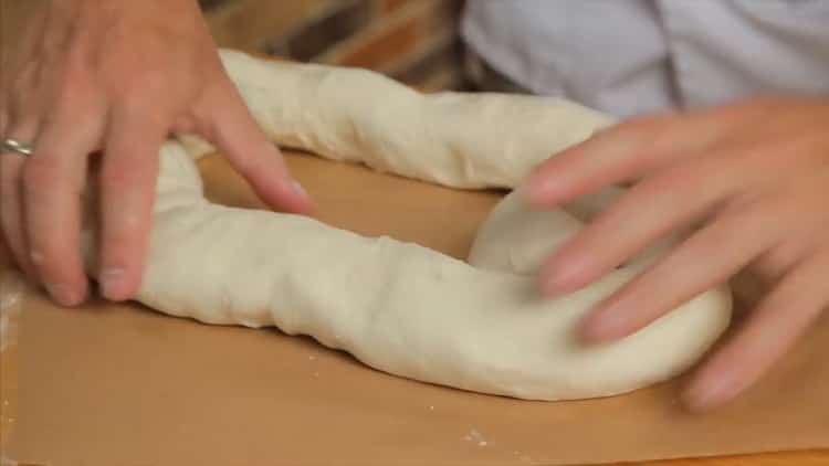 Per preparare una torta di pollo e funghi, arrotolare il rotolo