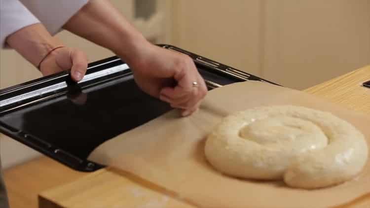 Per fare una torta con pollo e funghi, preriscaldare il forno