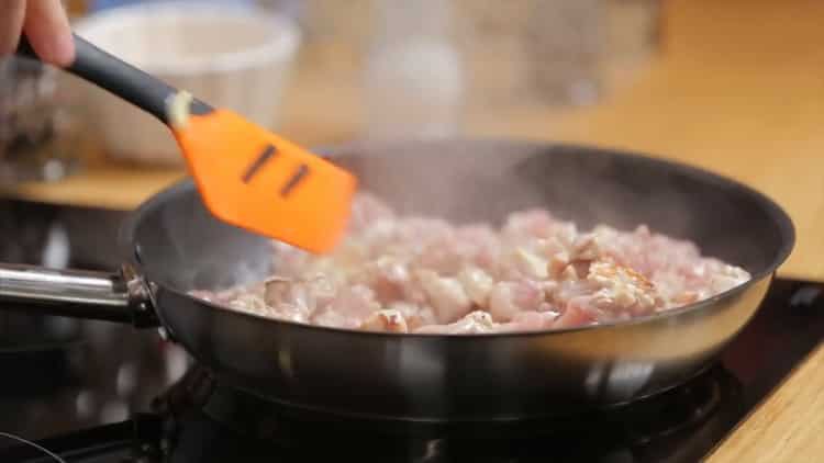 Per preparare la torta di pollo e funghi, rosolare la carne