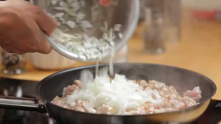 Per fare una torta con pollo e funghi, prepara il ripieno