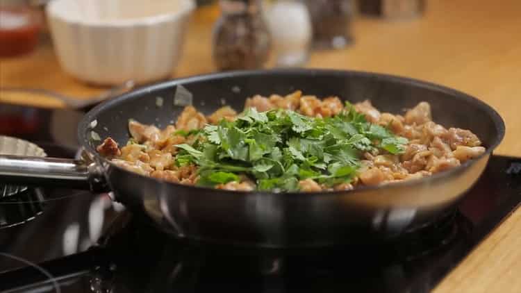 Per fare una torta con pollo e funghi, tagliare le verdure