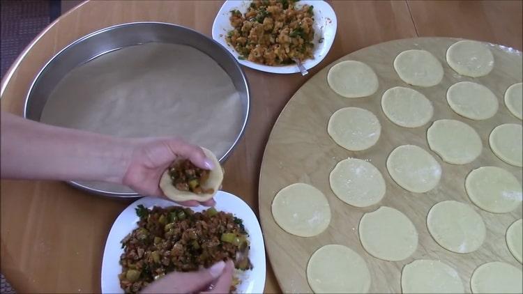 Per preparare la torta di carne, mettere il ripieno sull'impasto