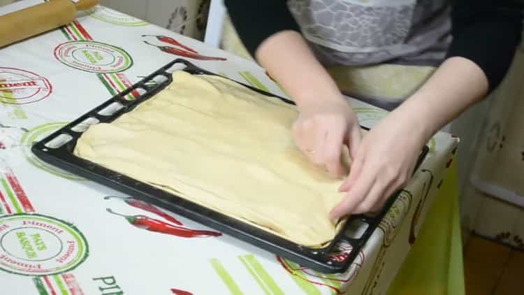 Per fare una torta con pesce e patate, accendi il forno