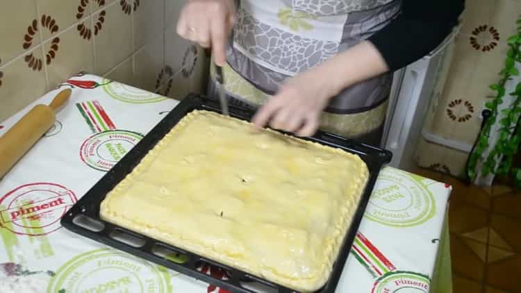 Per fare una torta con pesce e patate fai dei tagli