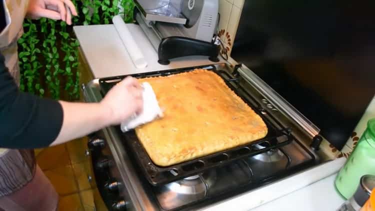 Per fare una torta con pesce e patate, controlla la prontezza