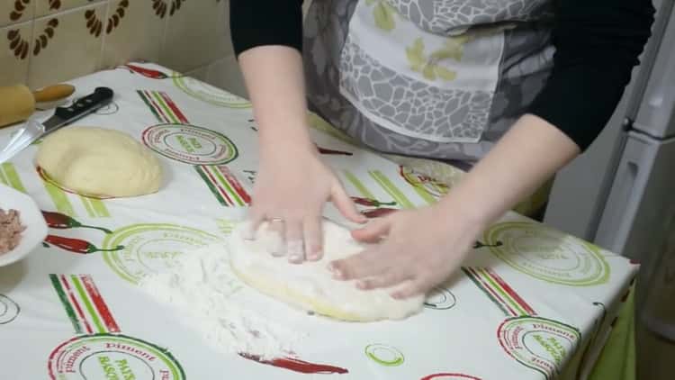 Rotolare un Tetso per fare una torta di pesce e patate