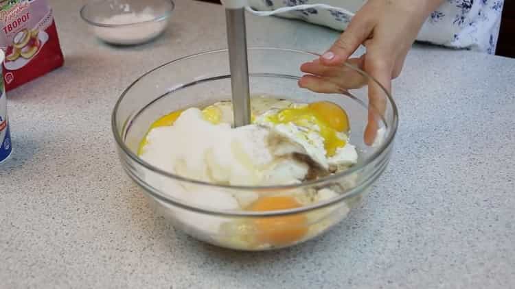 Per preparare una torta con ricotta al forno, preparare gli ingredienti per la crema