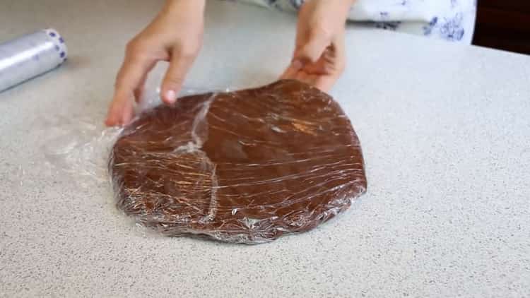 Per fare una torta con la ricotta al forno, metti la pasta in un film