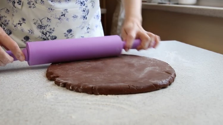 Per fare una torta con la ricotta al forno, stendi la pasta