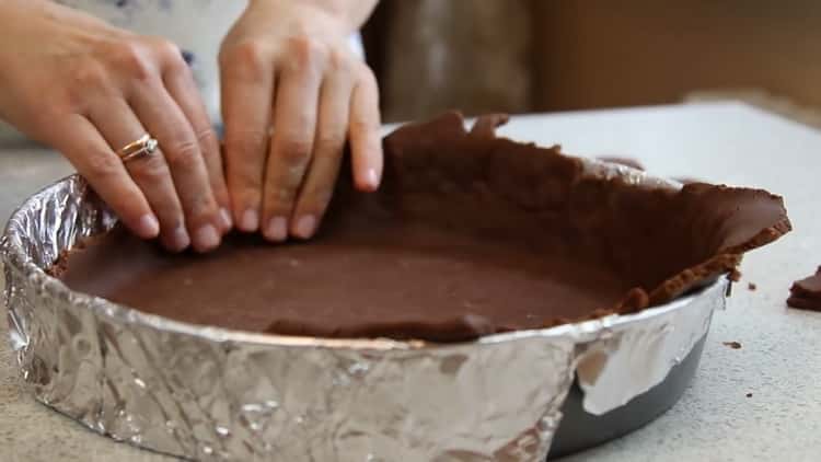 Per fare una torta con la ricotta al forno, metti l'impasto in frigorifero