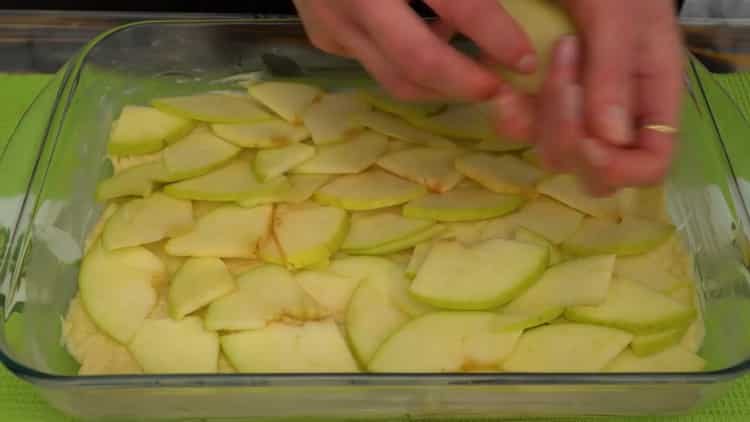 Upang makagawa ng isang pie na may cottage cheese at mansanas, maghanda ng isang form