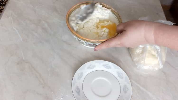 Unire gli ingredienti per fare una torta con la ricotta dall'impasto di lievito