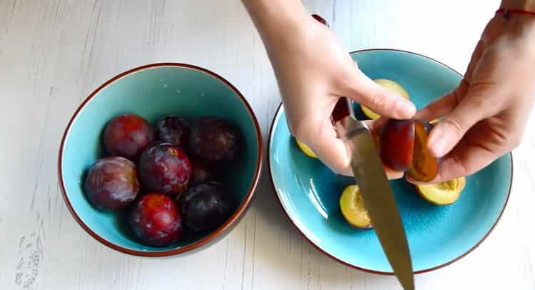 Per preparare torte di prugne, prepara gli ingredienti