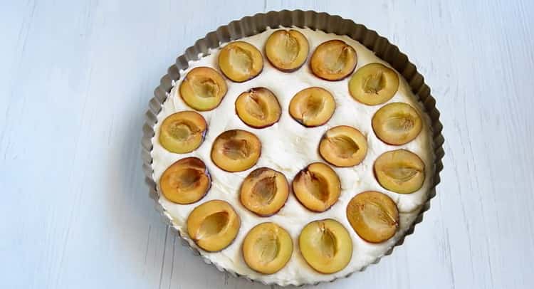 Per preparare torte di prugne, preparare uno stampo